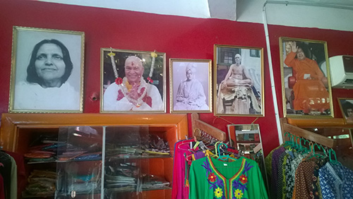 Gurujen kuvia kaupassa Tiruvannamalai