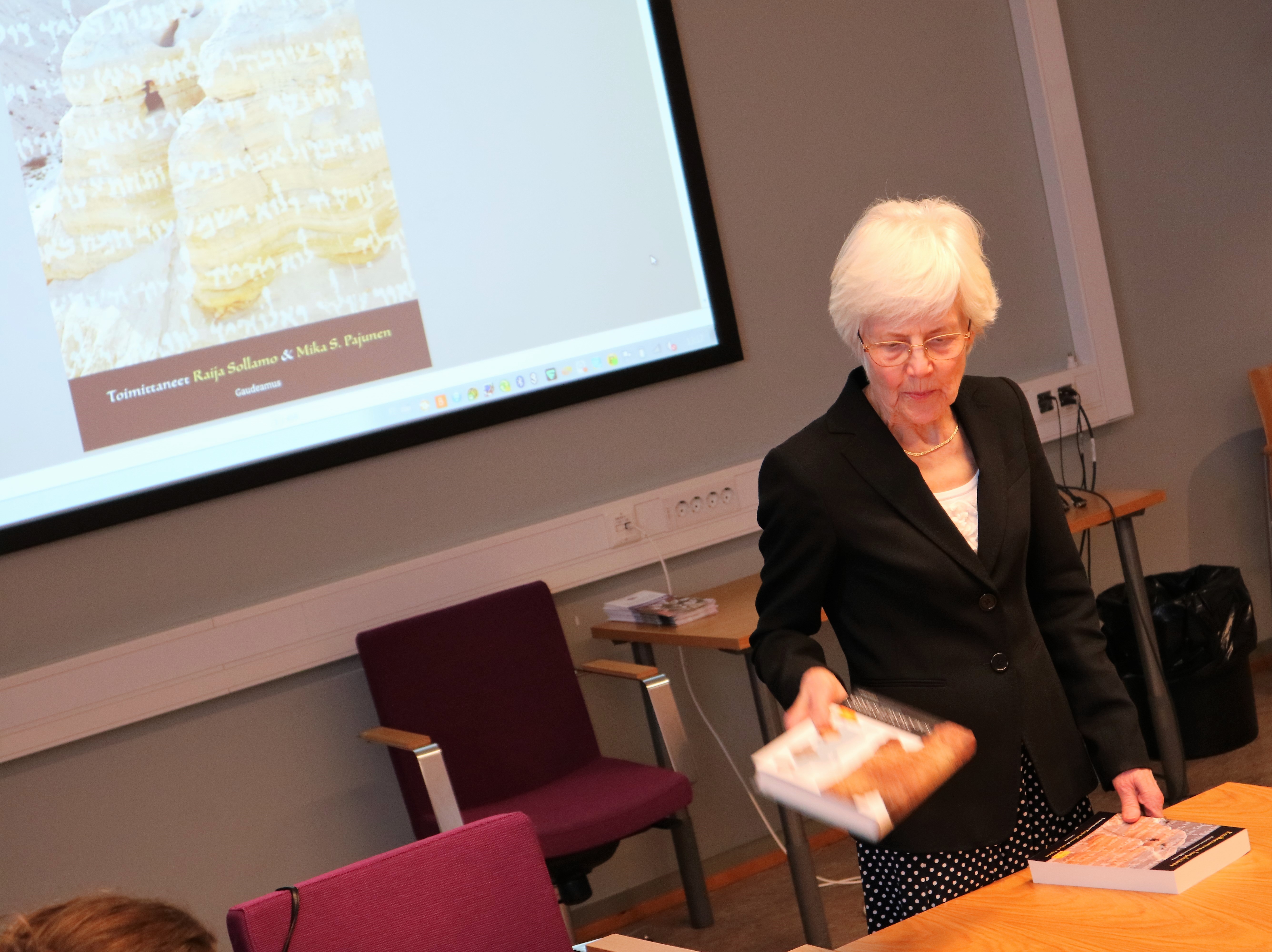 Qumran tutkimuksen Suomessa aloittanut emeritaprofessori Raija Sollamo on kirjan toinen toimittaja