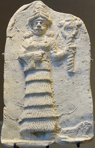 Ištar-jumalatarta esittävä reliefi, jota säilytetään Pariisin Louvressa (kuva: Marie-Lan Nguyen / Wikimedia Commons).