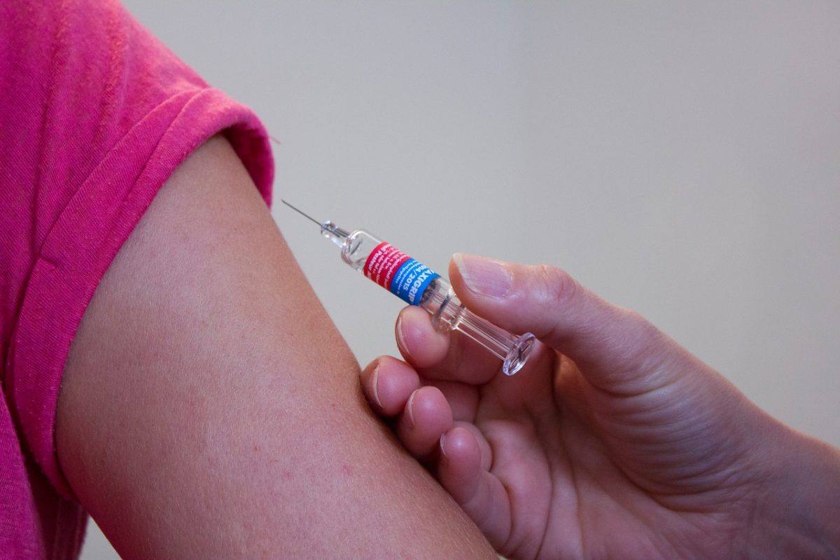 Käsivarteen annetaan rokotus